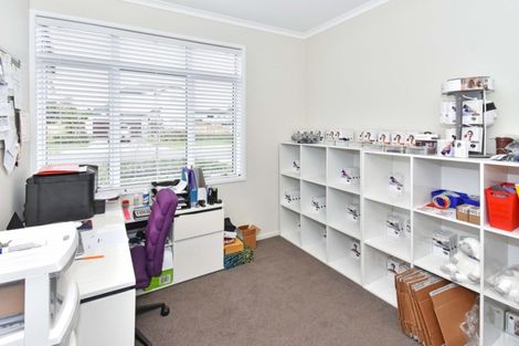 Photo of property in 11 Cornwall Place, Karaka, Papakura, 2113