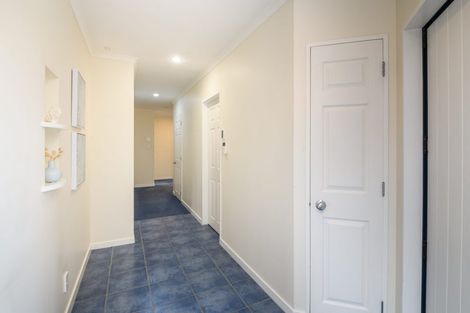 Photo of property in 16 Cloake Way, Palmerston North, 4414