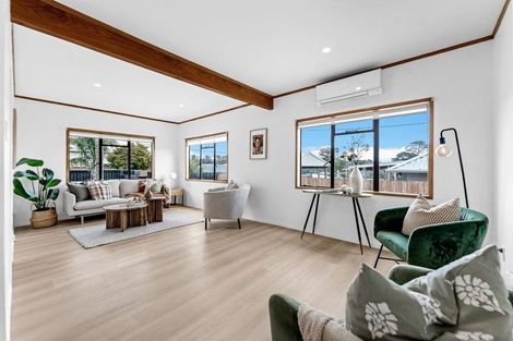 Photo of property in 12 Cleve Road, Green Bay, Auckland, 0604