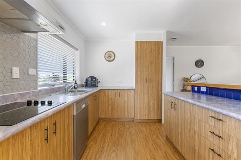 Photo of property in 20a Atlantis Place, Totara Vale, Auckland, 0629