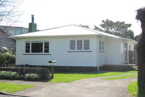 Photo of property in 6 York Crescent, Westown, New Plymouth, 4310