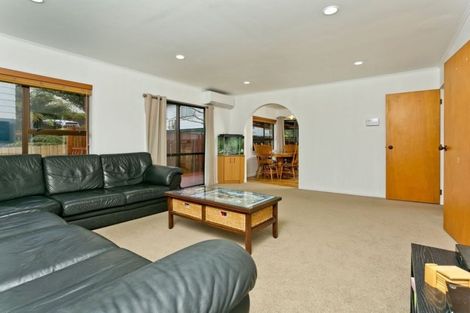 Photo of property in 1/17 Tetrarch Place, Totara Vale, Auckland, 0629