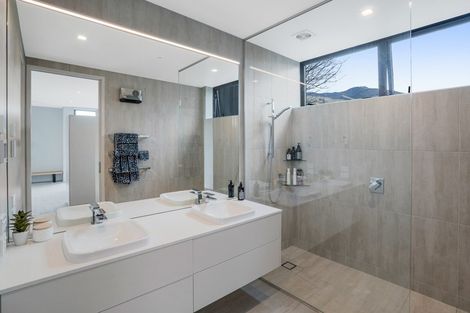 Photo of property in 4 Eden Close, Wanaka, 9305