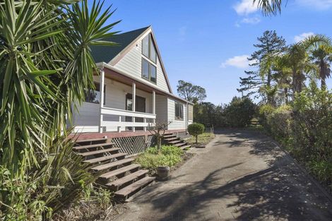 Photo of property in 205 Whangaparaoa Road, Red Beach, 0932