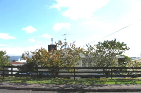 Photo of property in 2 Gaede Terrace, Sunnyvale, Auckland, 0612