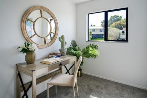 Photo of property in 18a Edgware Road, West Harbour, Auckland, 0618