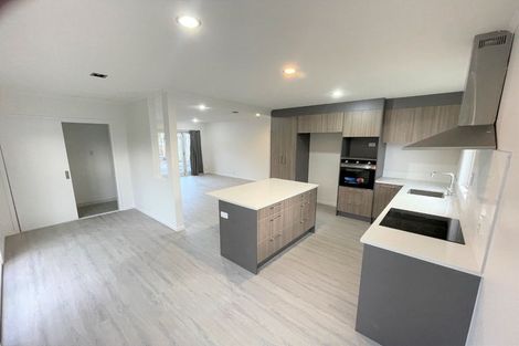 Photo of property in 21 Chilcott Road, Henderson, Auckland, 0612