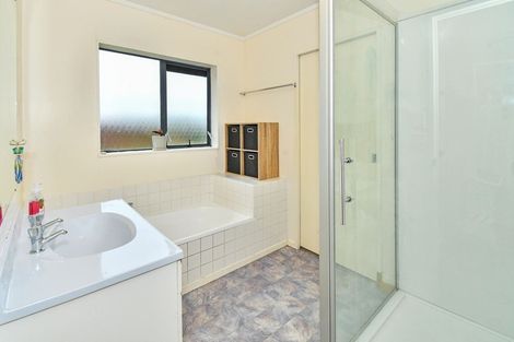 Photo of property in 20 Randwick Place, Randwick Park, Auckland, 2105