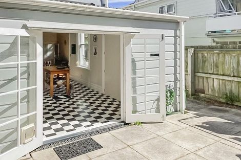 Photo of property in 15 Elizabeth Street, Mount Victoria, Wellington, 6011