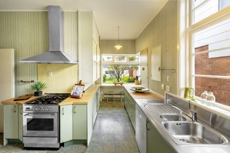 Photo of property in 224 Queens Drive, Lyall Bay, Wellington, 6022