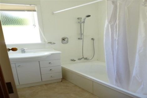 Photo of property in 4 Castaing Crescent, Te Atatu South, Auckland, 0610