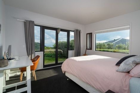 Photo of property in 5 Peregrine Place, Kinloch, Taupo, 3377