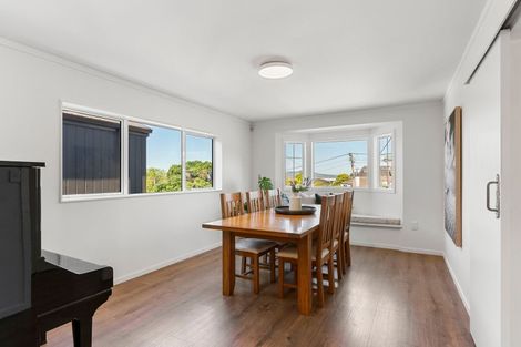 Photo of property in 16 Eastcliffe Road, Castor Bay, Auckland, 0620