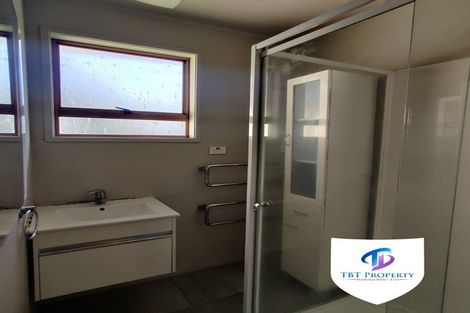 Photo of property in 2/41 Challen Close, Conifer Grove, Takanini, 2112