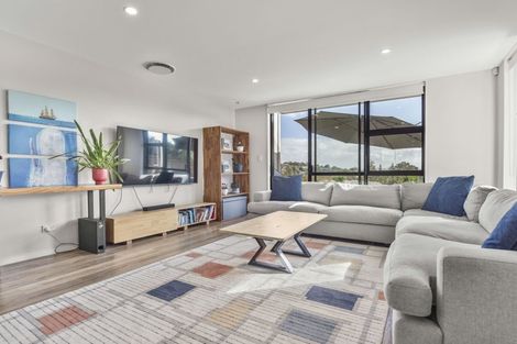 Photo of property in 10 Seafarer Crescent, Stanmore Bay, Whangaparaoa, 0932