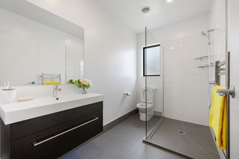 Photo of property in 28 Kilmacrennan Drive, Rosehill, Papakura, 2113