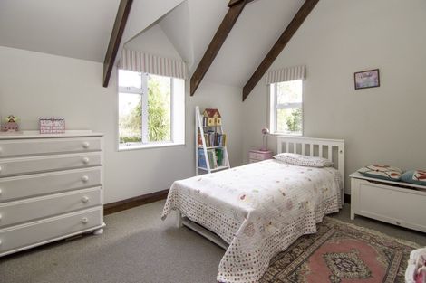 Photo of property in 200 Aokautere Drive, Fitzherbert, Palmerston North, 4471