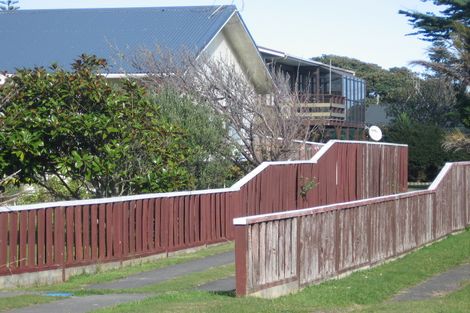 Photo of property in 19 Toi Street, Otaki Beach, Otaki, 5512