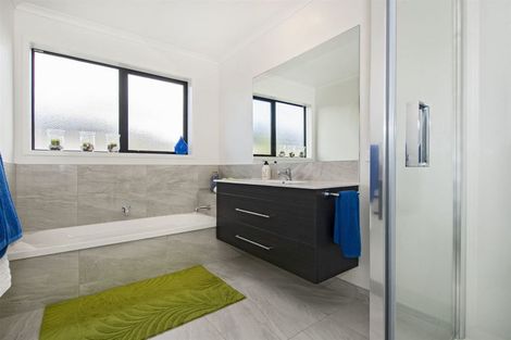 Photo of property in 30 Kitemaunga Avenue, One Tree Point, 0118