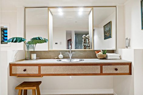 Photo of property in 30 Fairfax Avenue, Northcote, Auckland, 0627