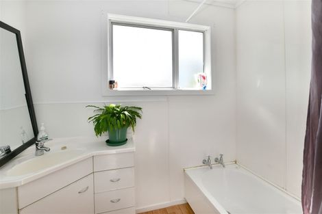 Photo of property in 10 John Road, Stanmore Bay, Whangaparaoa, 0932