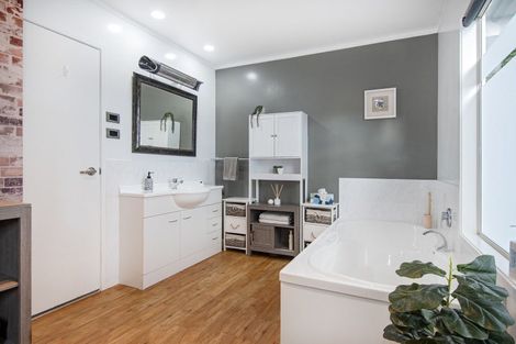 Photo of property in 14 Dip Road, Jacks Point, 9371