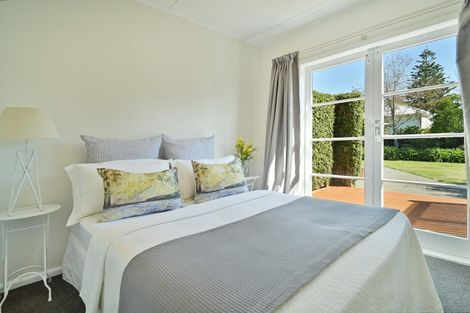 Photo of property in 28 Pitt Street, Clive, 4102