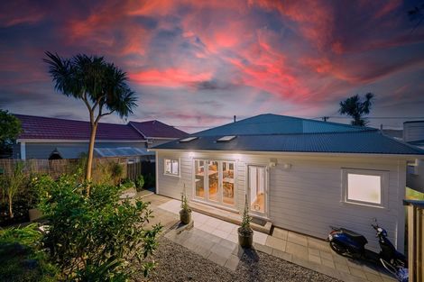 Photo of property in 240 Sutherland Road, Lyall Bay, Wellington, 6022