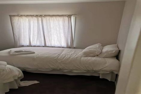 Photo of property in 5 Yeovil Road, Te Atatu Peninsula, Auckland, 0610