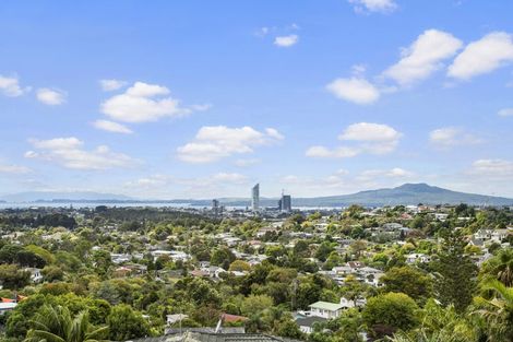 Photo of property in 15 Mcdowell Crescent, Hillcrest, Auckland, 0627