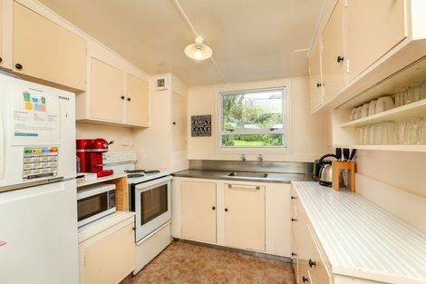 Photo of property in 30 Tasman Parade, Oakura, 4314