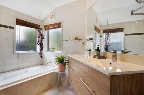 Photo of property in 7b Peter Terrace, Castor Bay, Auckland, 0620