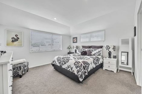 Photo of property in 2 Harbour Lights Close, West Harbour, Auckland, 0618