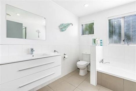 Photo of property in 11 Cottam Grove, Northcross, Auckland, 0632