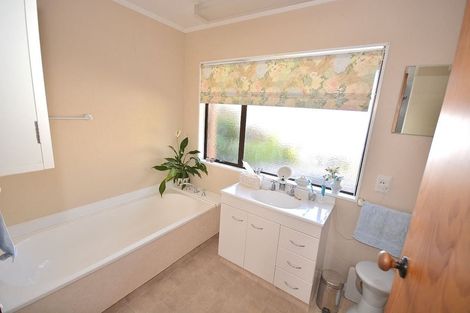 Photo of property in 1 Oak Bay, Waikanae, 5036