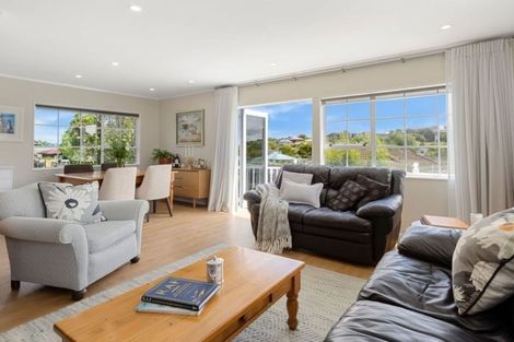 Photo of property in 2/10 Landsberg Way, Windsor Park, Auckland, 0632