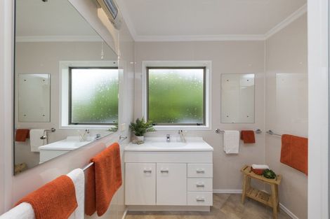 Photo of property in 6 Chertsey Court, Roslyn, Palmerston North, 4414