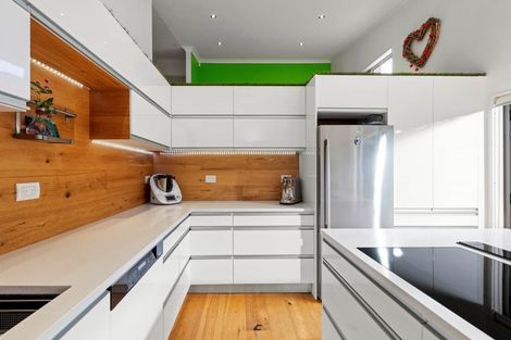 Photo of property in 70 Rising Parade, Fairview Heights, Auckland, 0632