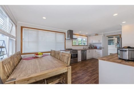 Photo of property in 10 Rishworth Avenue, Stanmore Bay, Whangaparaoa, 0932