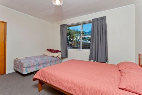 Photo of property in 64 Easton Park Parade, Glenfield, Auckland, 0629