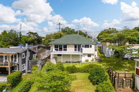 Photo of property in 175 Glenfield Road, Hillcrest, Auckland, 0627