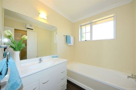 Photo of property in 2 Broadfell Avenue, Avonhead, Christchurch, 8042