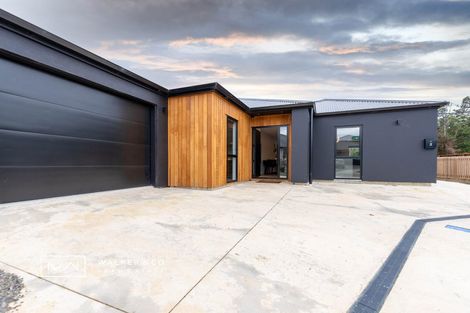 Photo of property in 2 Nikau Lane, Timberlea, Upper Hutt, 5018