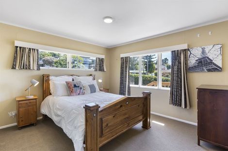 Photo of property in 16 Edgeworth Road, Glenfield, Auckland, 0629