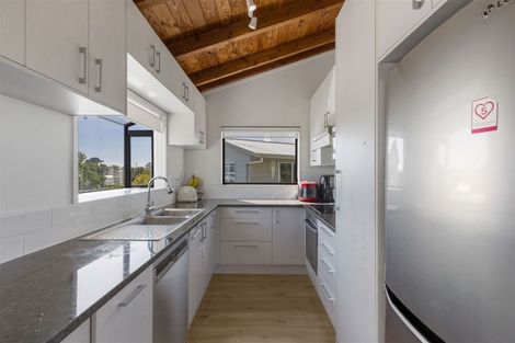 Photo of property in 66a Trias Road, Totara Vale, Auckland, 0629