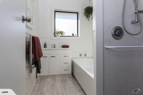 Photo of property in 2/320 Memorial Avenue, Burnside, Christchurch, 8053