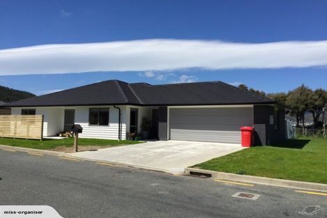 Photo of property in 2 Cory Jane Grove, Riverstone Terraces, Upper Hutt, 5018