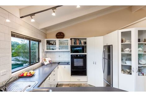 Photo of property in 7 Pokapu Street, Titirangi, Auckland, 0600