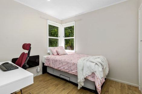 Photo of property in 28 Alwyn Place, Newlands, Wellington, 6037