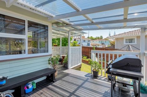 Photo of property in 31 Thornlow Street, Glendene, Auckland, 0602